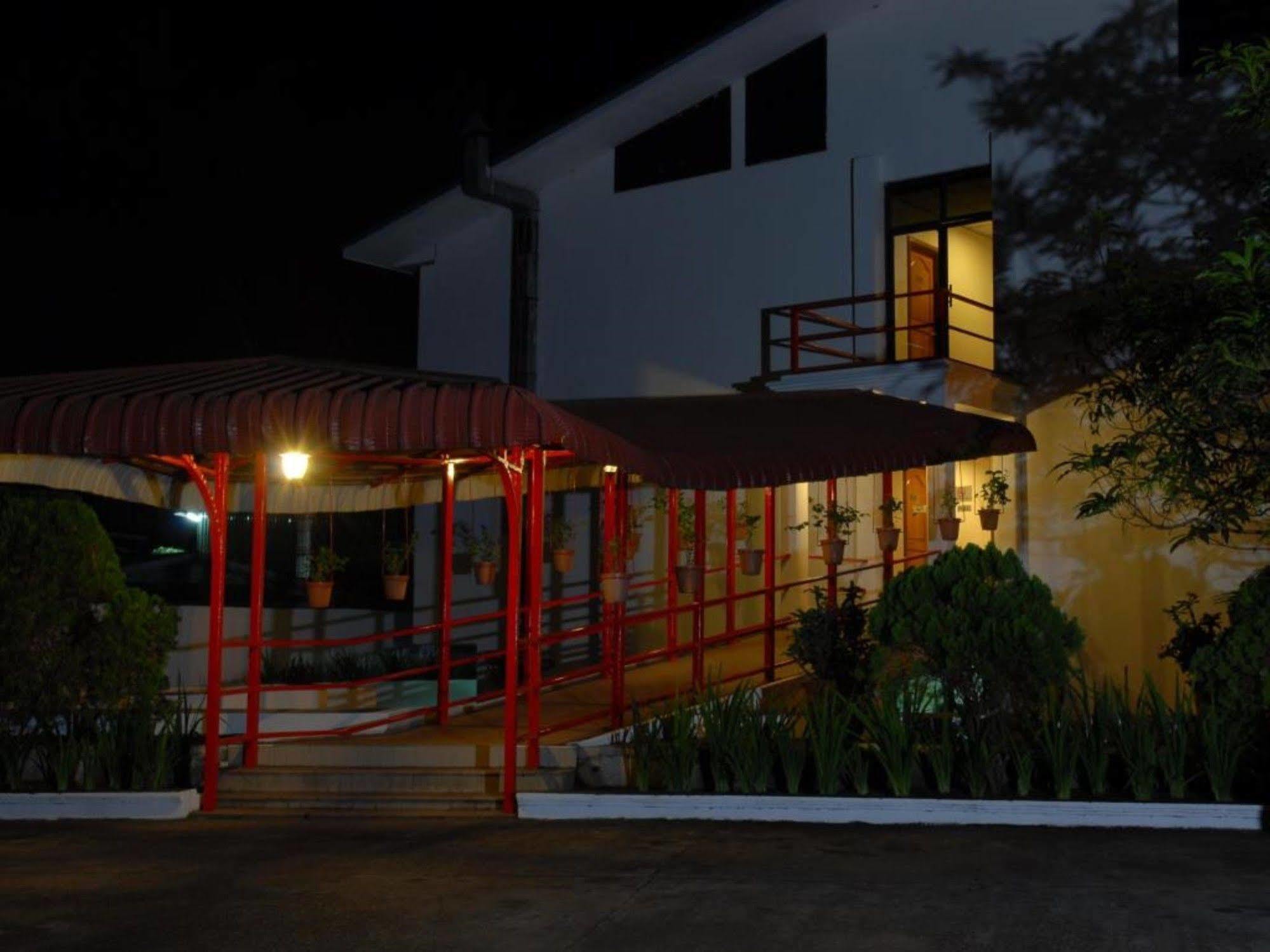Myanmar Life Hotel Yangon Esterno foto