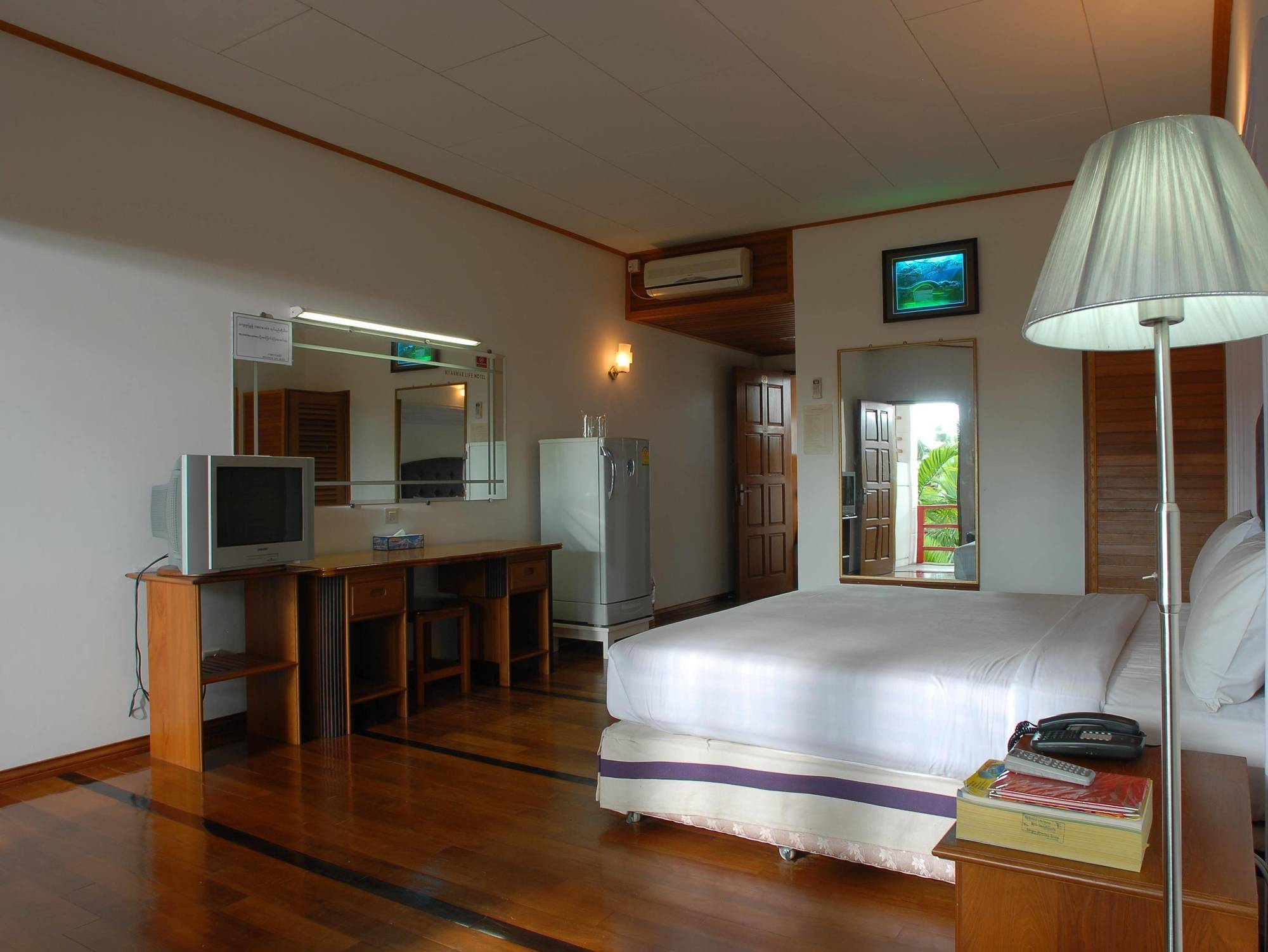 Myanmar Life Hotel Yangon Esterno foto
