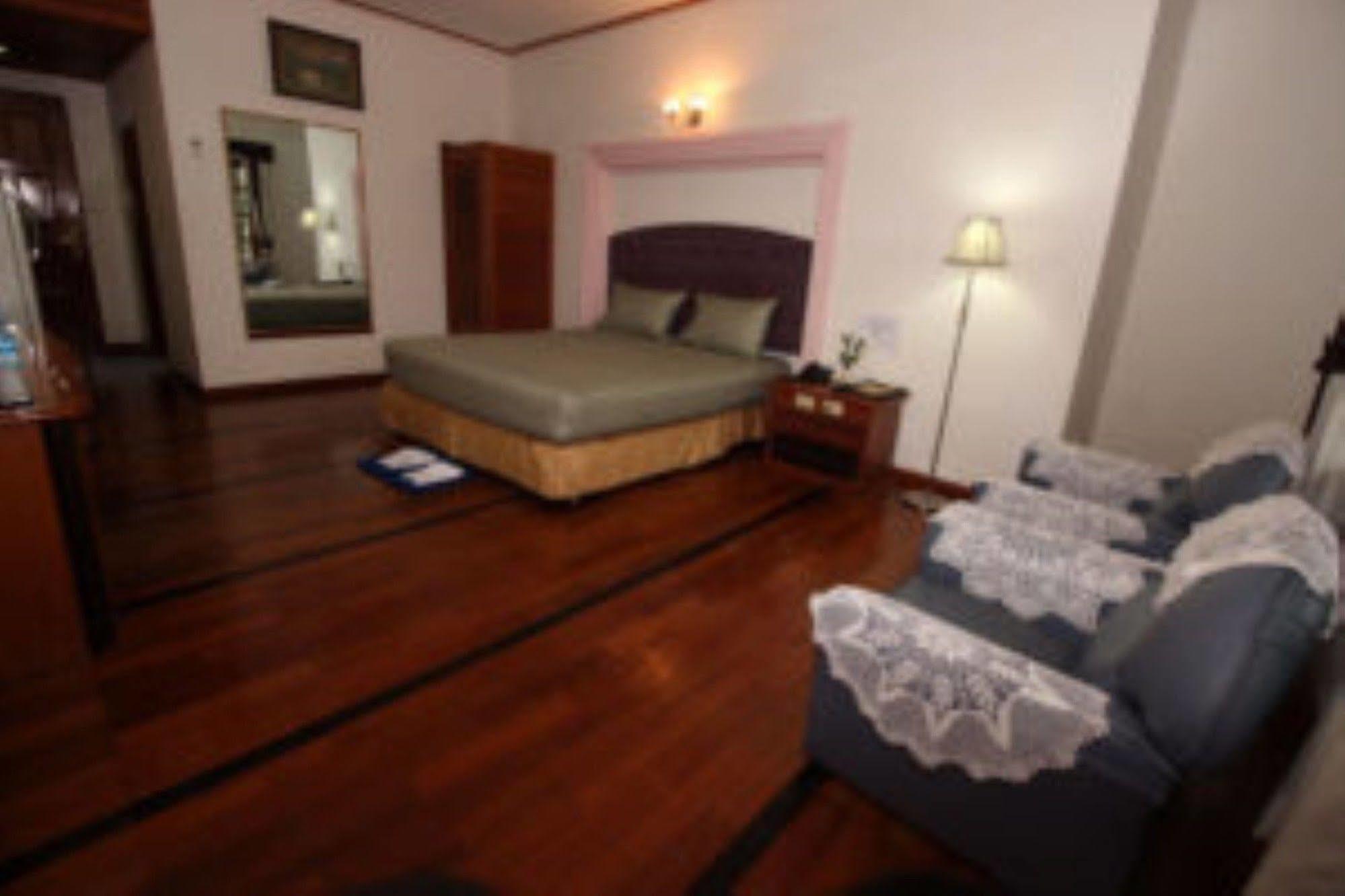 Myanmar Life Hotel Yangon Esterno foto