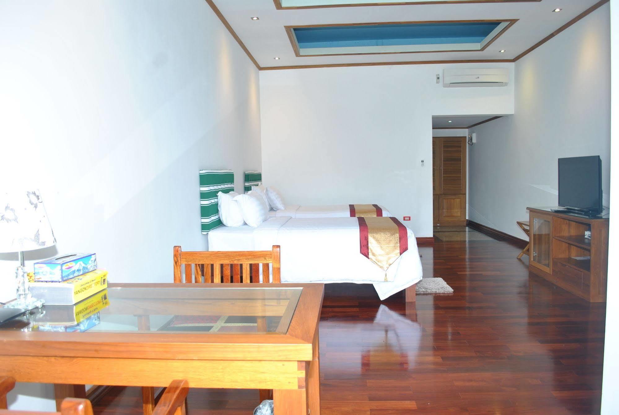 Myanmar Life Hotel Yangon Esterno foto