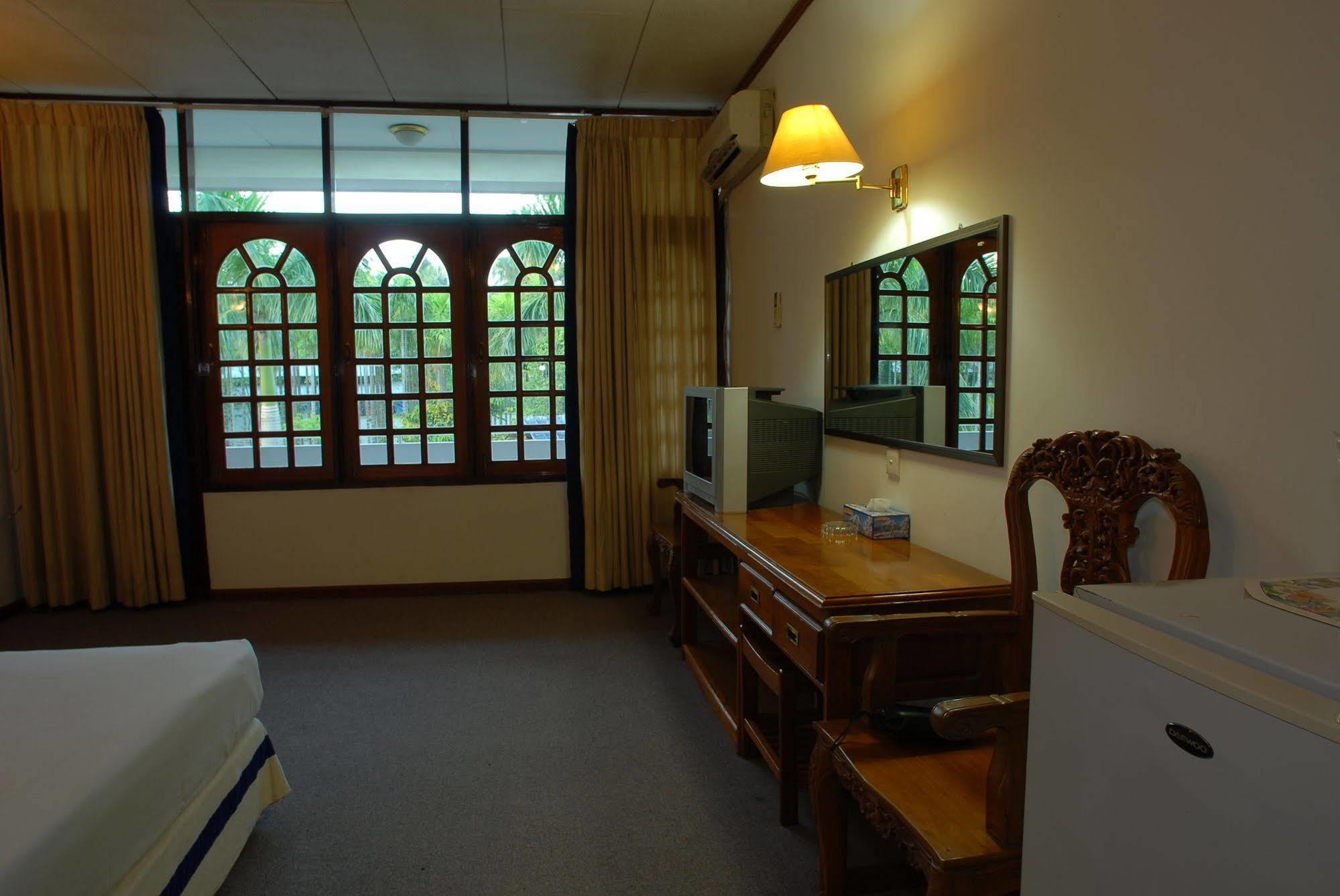 Myanmar Life Hotel Yangon Esterno foto