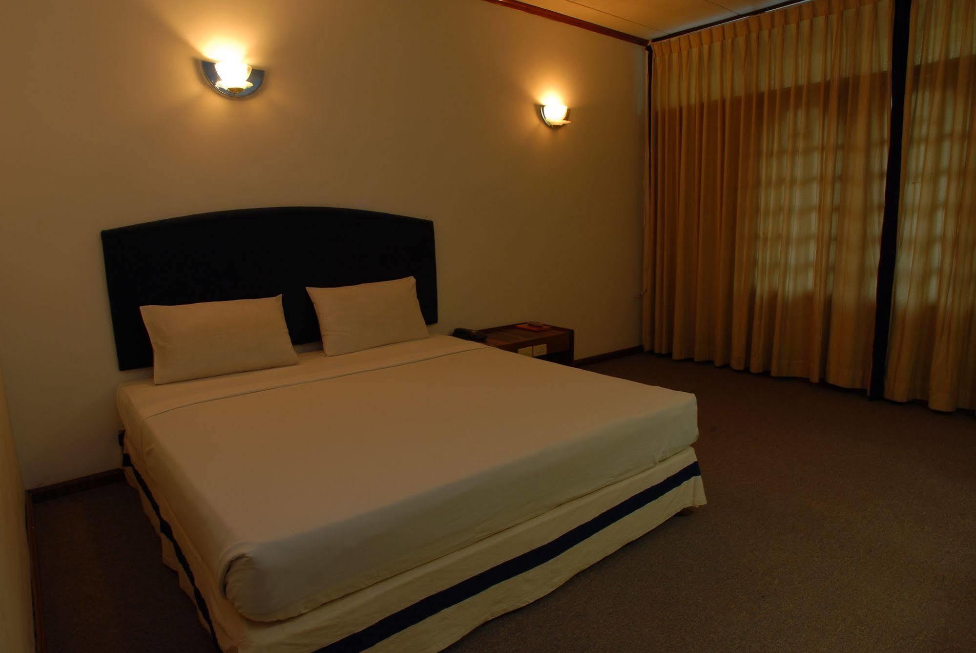 Myanmar Life Hotel Yangon Esterno foto