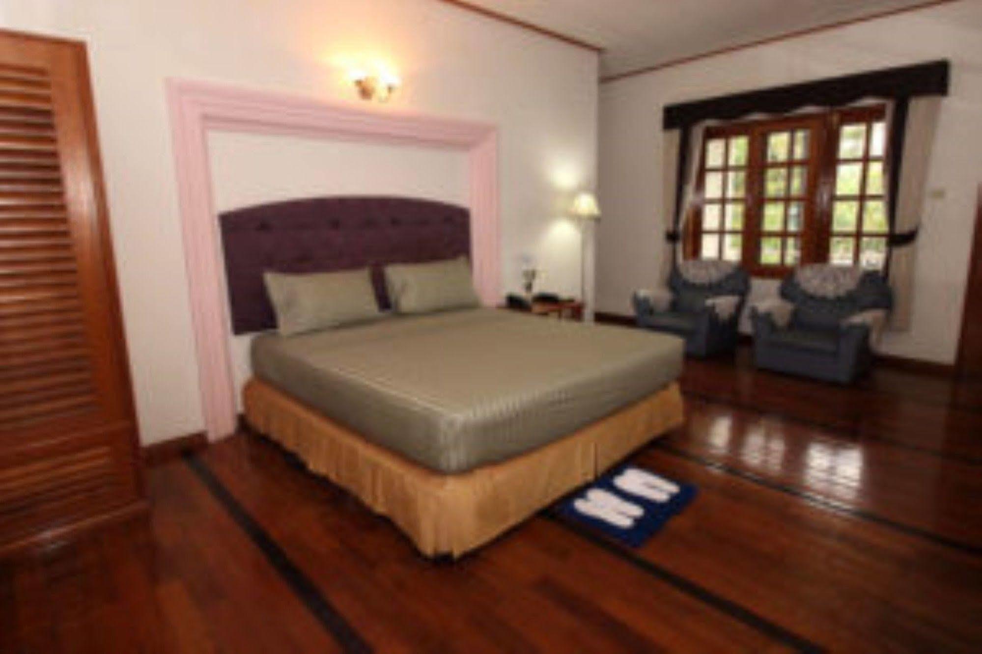 Myanmar Life Hotel Yangon Esterno foto